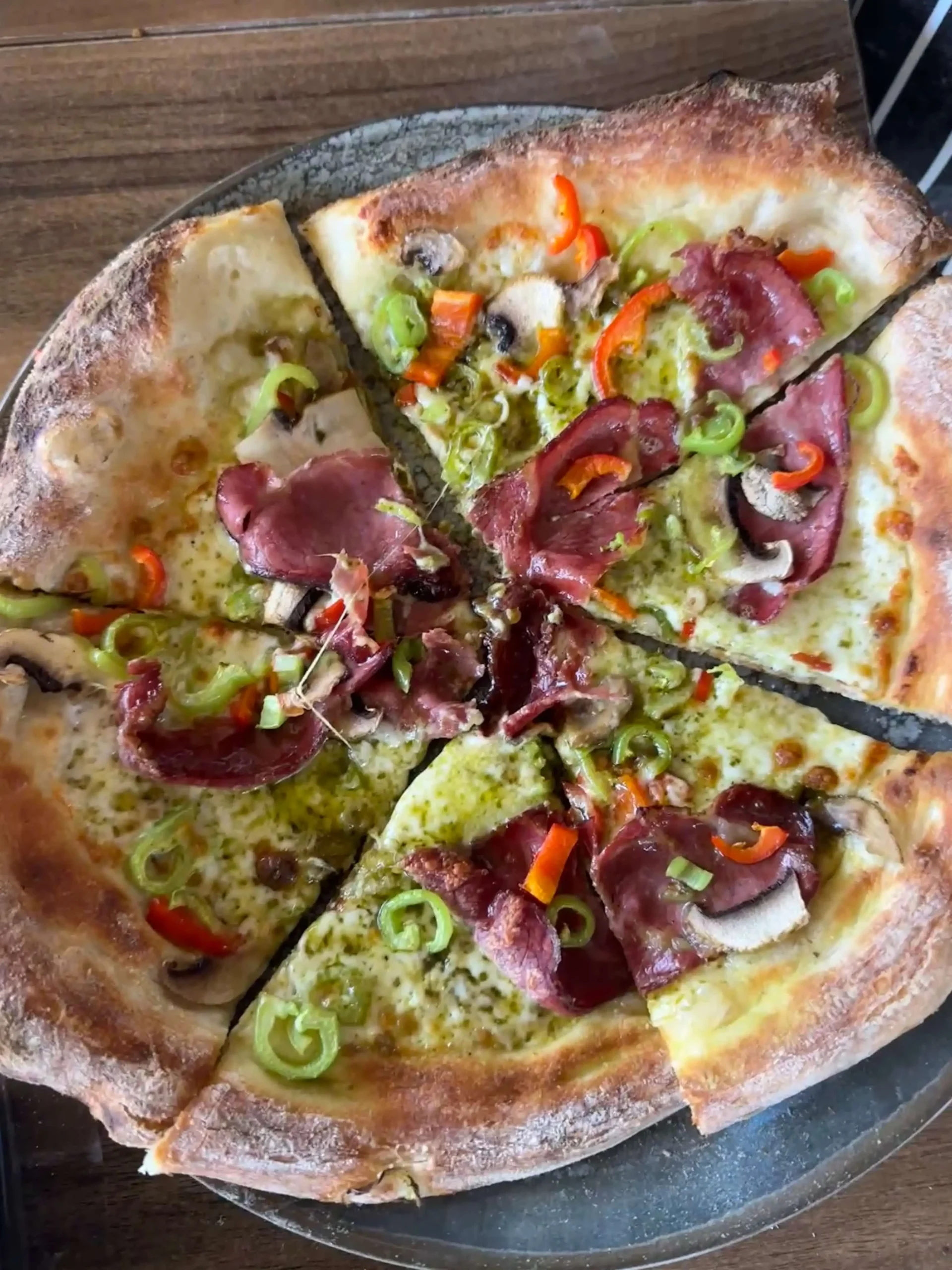 Antep fıstığı ezmesi, kremşanti, ceviz ve kuru üzümle hazırlanan Yirmi Yedi tatlı pizza Doğa Orman Park